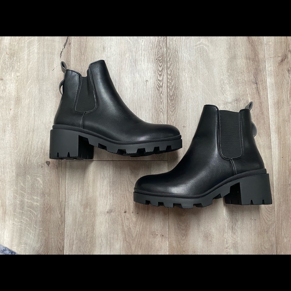 BLACK BOOTIES WITH SNAKE ON BOTTOM Size 9/9.5